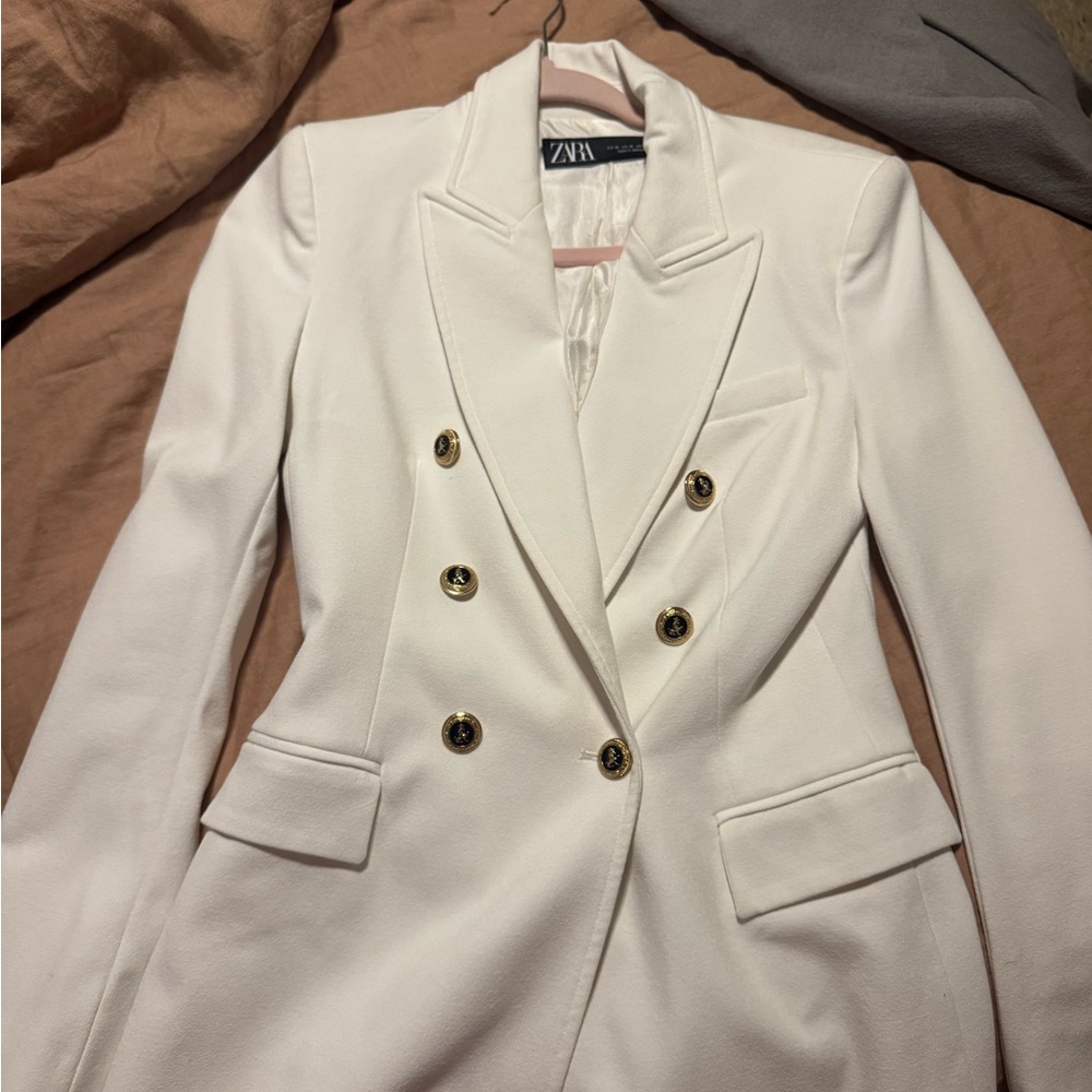 Elegant White Double-Breasted Blazer